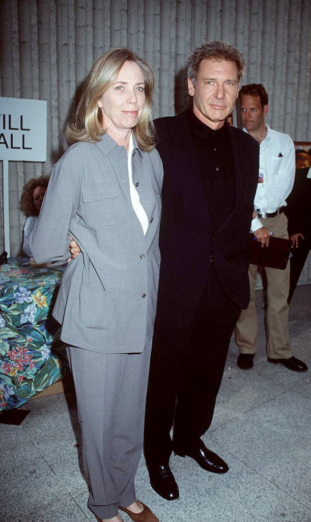 Harrison Ford y Melissa Mathison – La pareja se separó desde 2001, aunque el divorcio llegó hasta 2004, para entonces, el aclamado actor ya tenía una nueva relación con Calista Flockhart.