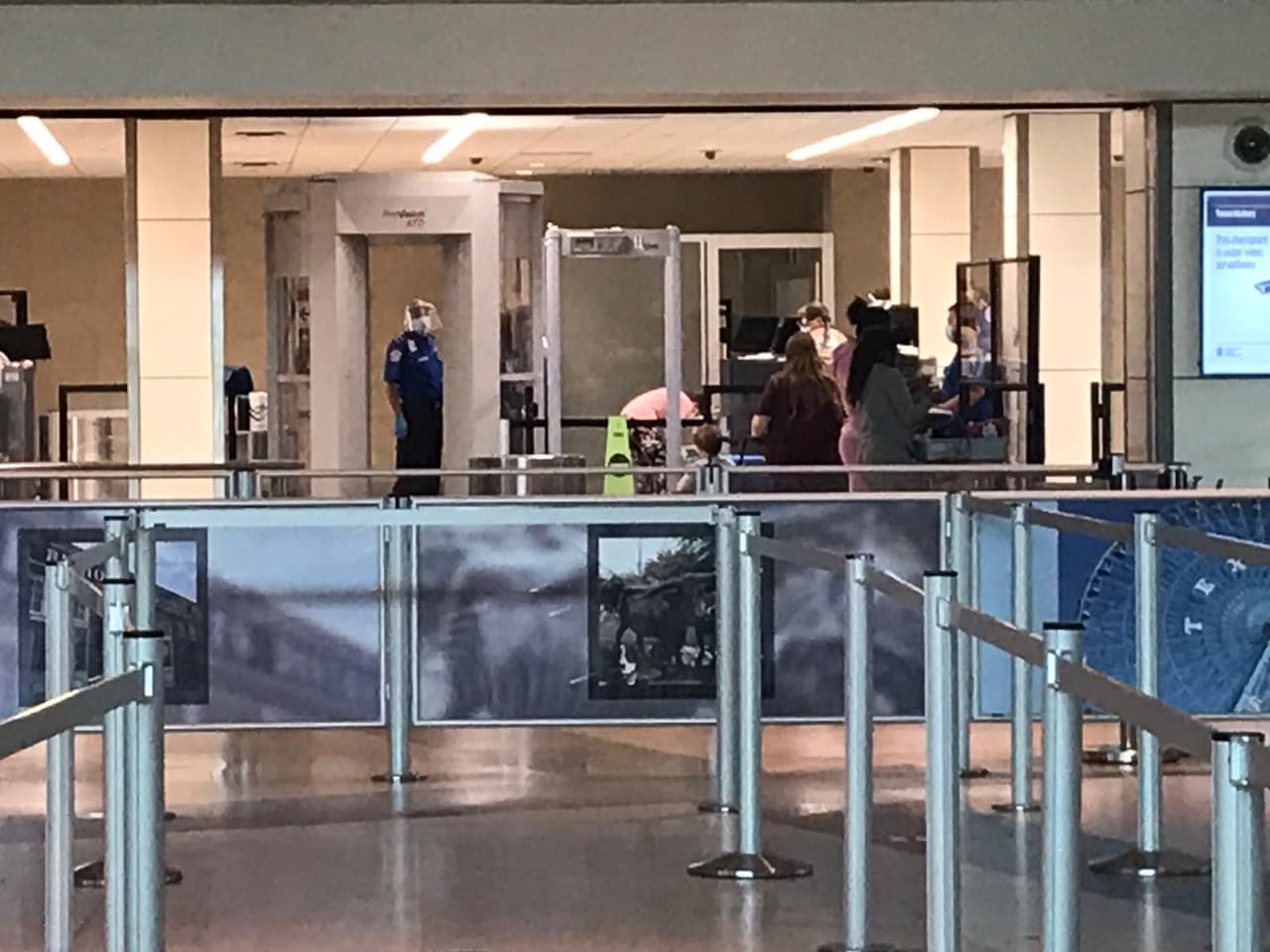 • Los pasteles, pies que no se derraman, pueden ir en una bolsa de mano, pero si puede derramarse el alimento, TSA recomienda empacarlo en una maleta debajo del avión como, por ejemplo, líquidos o bebidas como el vino en contenedores mayores a los 100ml o las 3.4 onzas. 
<br>