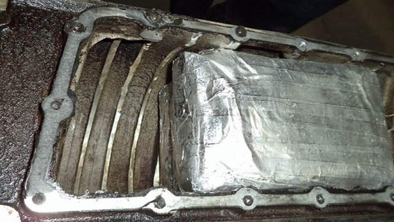 Metanfetanima escondida en el compartimiento de un auto fue incautada en la frontera.