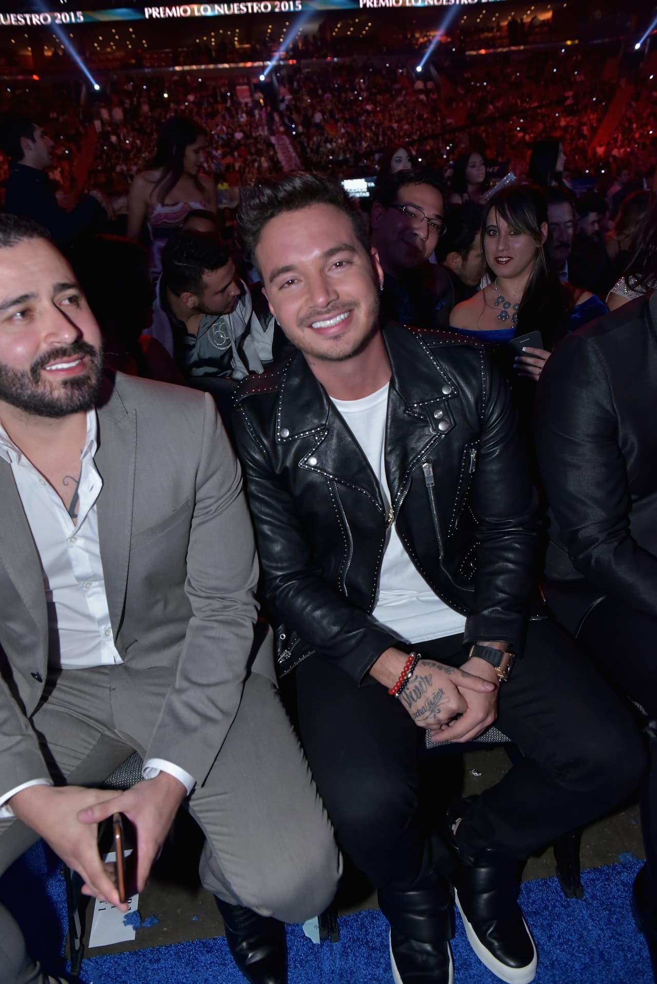 J Balvin estaba tan feliz que su sonrisa brillaba más que las luces del escenario, mientras la parejita de atrás del colombiano pues ya mejor se acomodó para salir en la foto también.