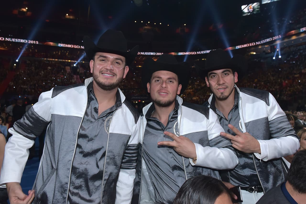 Los muchahos de Calibre 50 estaban tan contentos que posaron para la foto del recuerdo.