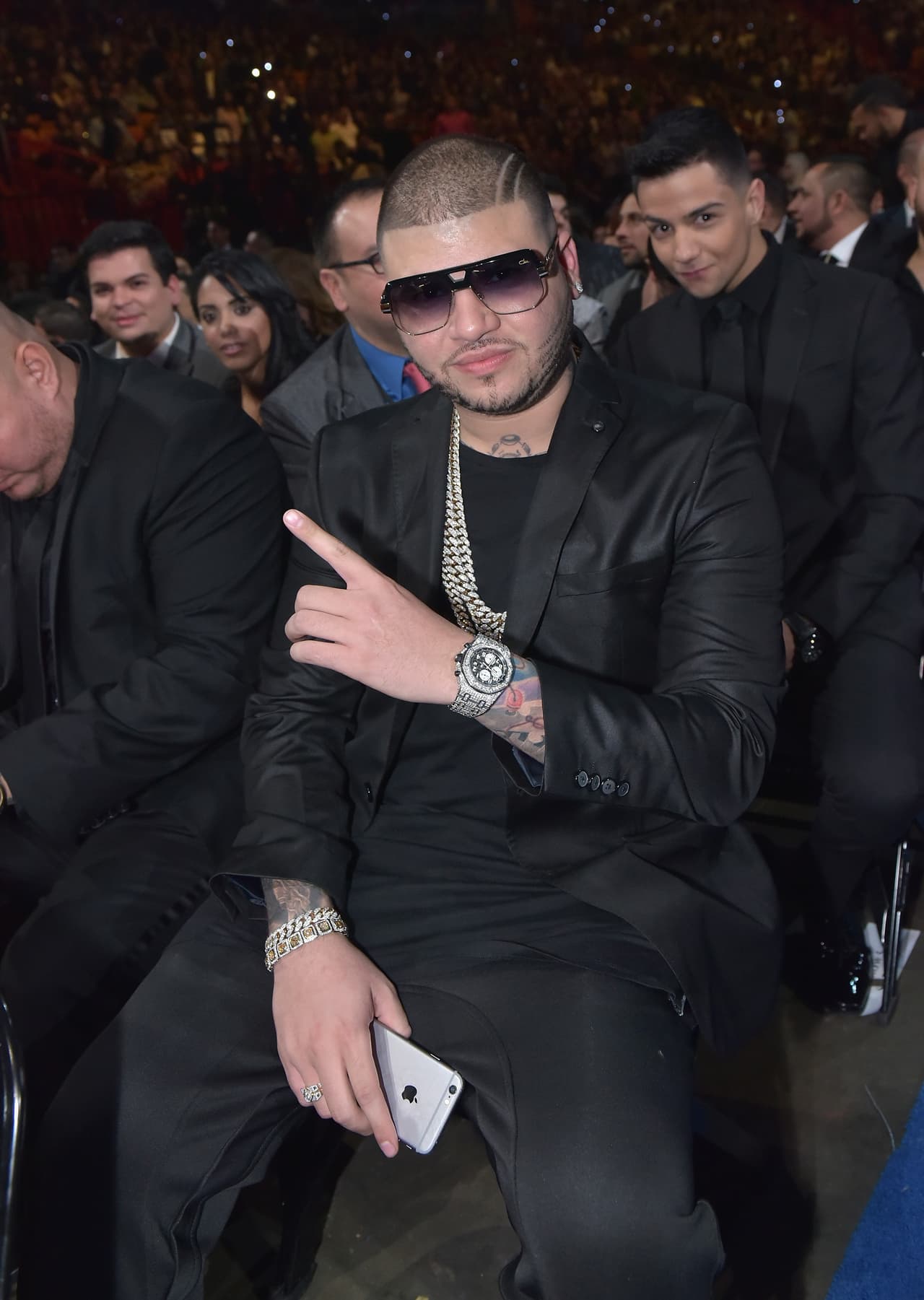 Mientras Farruko saludaba muy serio, checa la cara de Luis Coronel atrás, ¡colándose a la foto!