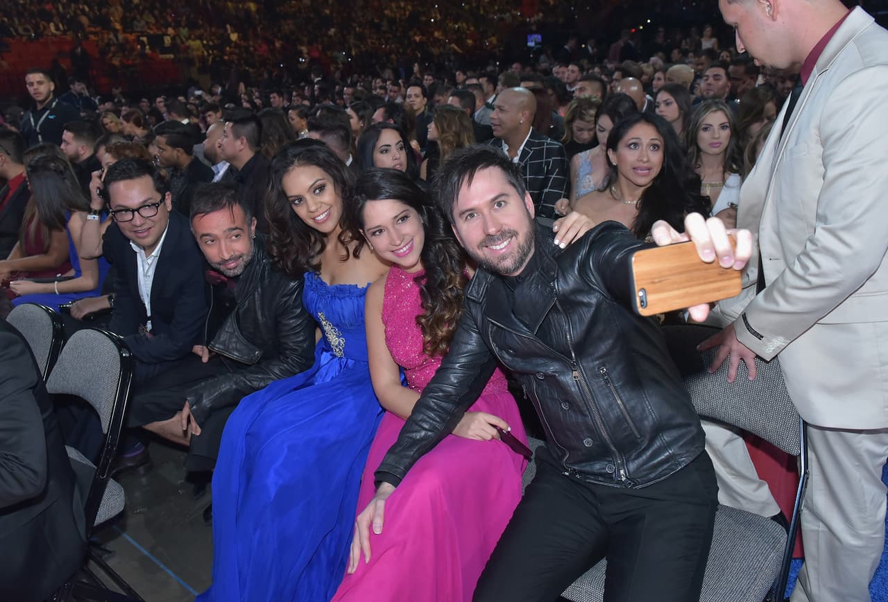 No sólo los televidentes se divierten en esta fiesta, también las estrellas se la pasan increíble y si no, pregúntenle a Camila que se tomó selfie grupal.