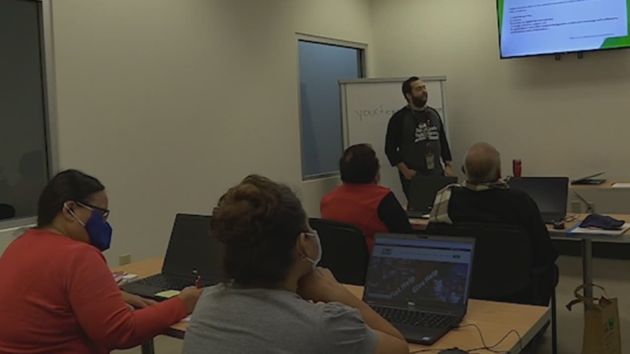 Organizaciones ayudan a la comunidad a tener acceso a servicios digitales