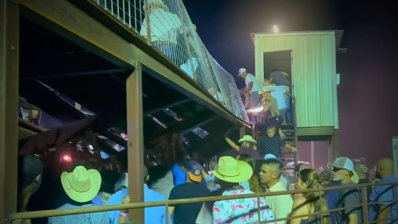 Colapso de gradas en rodeo de Texas transforma la diversión en una emergencia, con 12 heridos