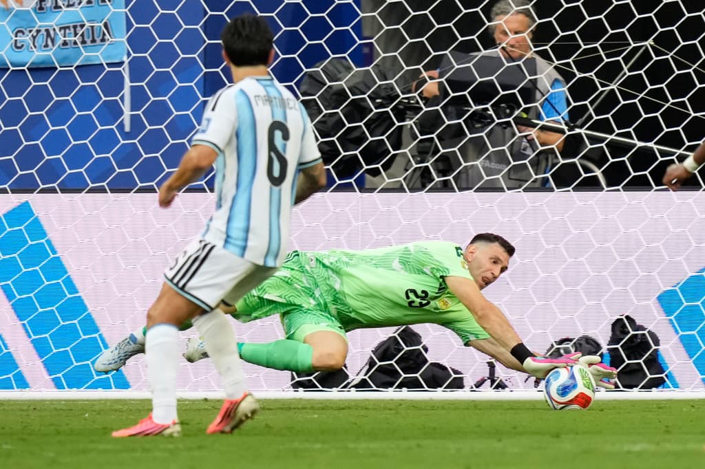 El portero de Argentina, Emiliano Martínez, ataja un balón en su portería.