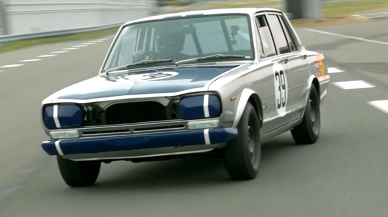 Porsche cruzó primero la línea de meta, sin embargo, ese fin de semana marcó un momento de coyuntura en la cultura japonesa. Entre los millones de japoneses que siguieron la carrera, una necesitada ola de optimismo cubrió Japón, que menos de 20 años atrás había sido devastada por la segunda guerra mundial. (Foto: Prince Skyline GT #39)
<br>