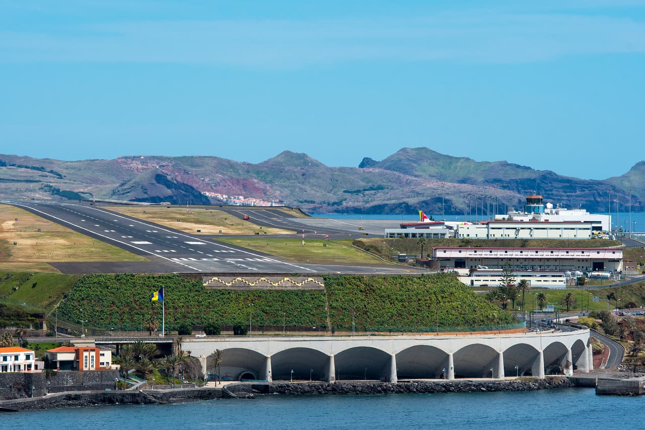 <b>Madeira, Portugal</b>
<br>
<br>Esta isla portuguesa es famosa por sus aterrizajes complicados, incluso algunas veces cancelados en determinadas condiciones. La pista está bordeada por acantilados y su proximidad a terrenos elevados produce una peligrosa turbulencia y cizalladura del viento, una variación en la velocidad de las corrientes de aire que ejerce una fuerza de giro en las aeronaves.
<br>
<br>Los aterrizajes en esta pista se han convertido en un espectáculo en sí mismos y se construyó una plataforma a uno de los lados 
<a href="https://www.flightradar24.com/blog/wild-landings-why-madeira-is-planespotter-heaven/"><u>desde donde el público puede observar las maniobras de los pilotos</u></a>.