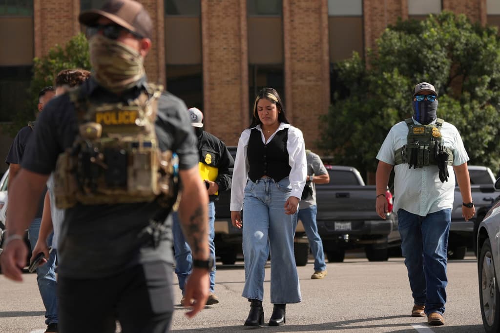 Las
<b>caras de desesperanza y tristeza afuera de esta corte de inmigración en San Antonio</b> son parte del panorama casi diario.