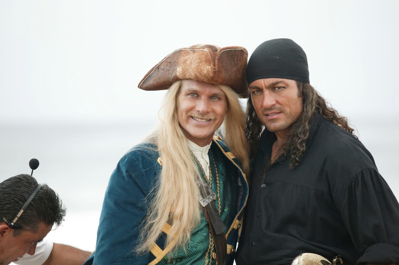 Al terminar las grabaciones de ‘Voltea pa’ que te enamores’, Santander regresó a México para trabajar junto a Fernando Colunga y bajo la batuta de la productora Carla Estrada.