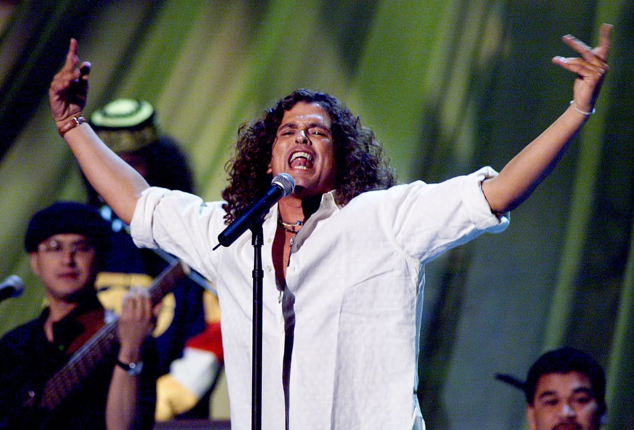 Ese año llegó al escenario cantando el tema 'Fruta Fresca' con ese espectacular look rebelde.