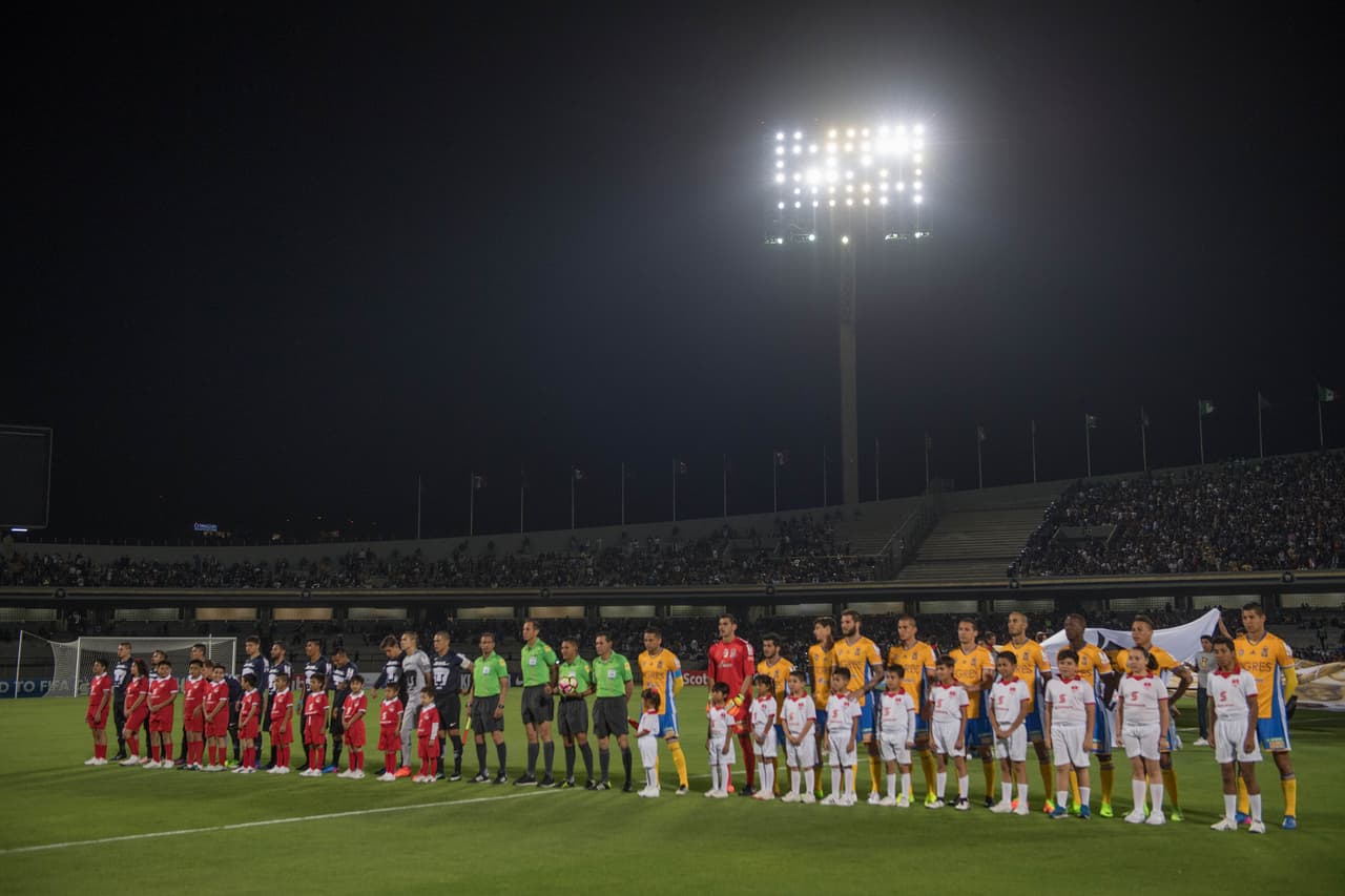 Sin el estadio a plenitud, se llevaron a cabo los actos protocolarios en el Olímpico previo al pitazo inicial que pondría a rodar la pelota.