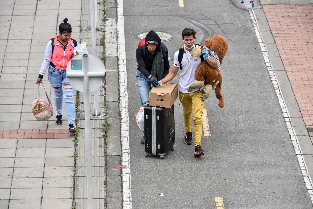 Los migrantes que están regresando a Venezuela representan un pequeño número del total que vive en Colombia. Se calcula que 1.8 millones de venezolanos viven en la vecina nación andina. En la foto un grupo de venezolanos todavía cerca de Bogotá, desde donde partieron el 6 de abril.
<br>
