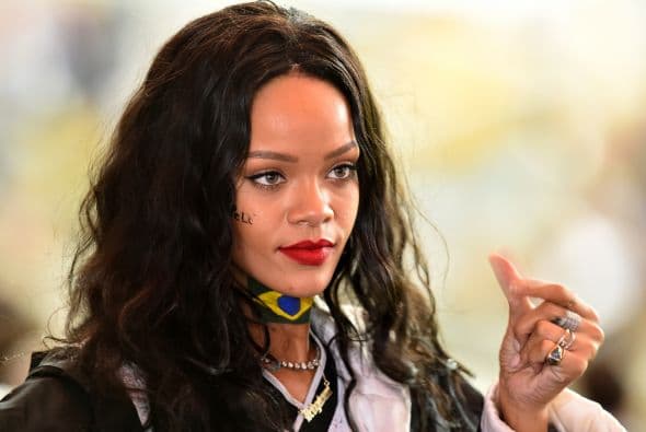 Rihanna pide que su camerino tenga cortinas azules o negras con rayas color "icy-blue chiffon." También una alfombra con animal-print y distintos tipos de velas.
