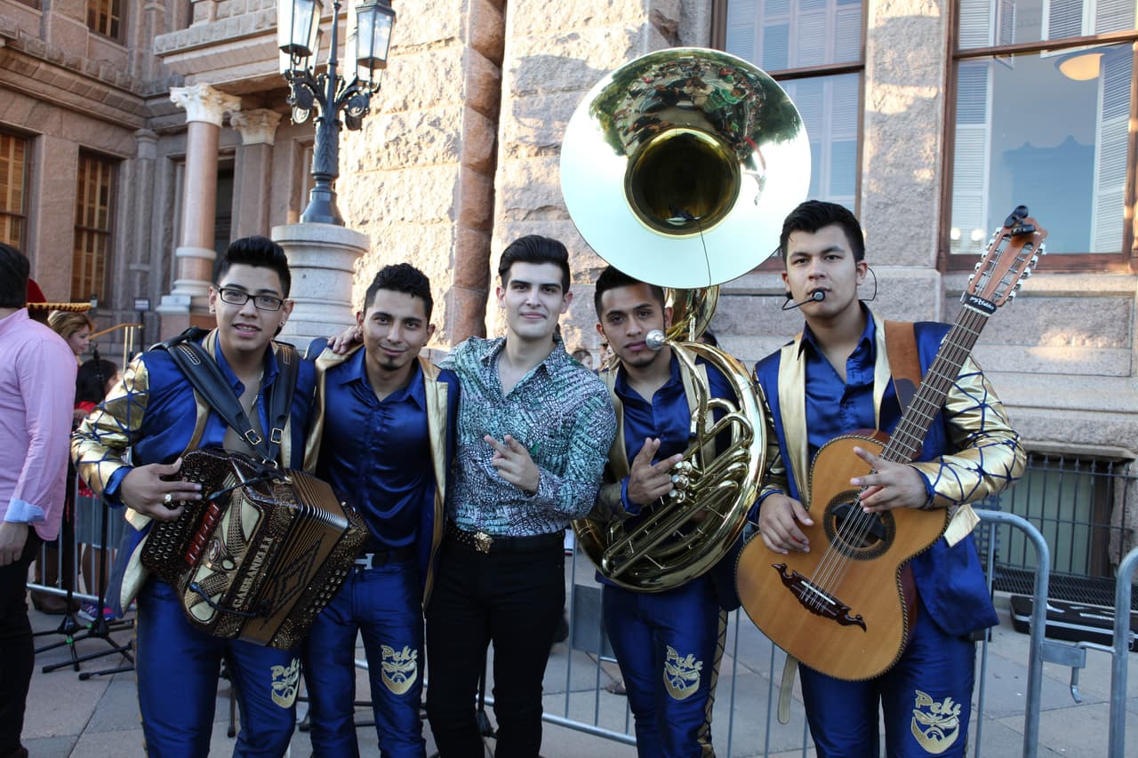El equipo de Univision dio El Grito con mariachi y grandes espectáculos desde el Capitolio de Texas.