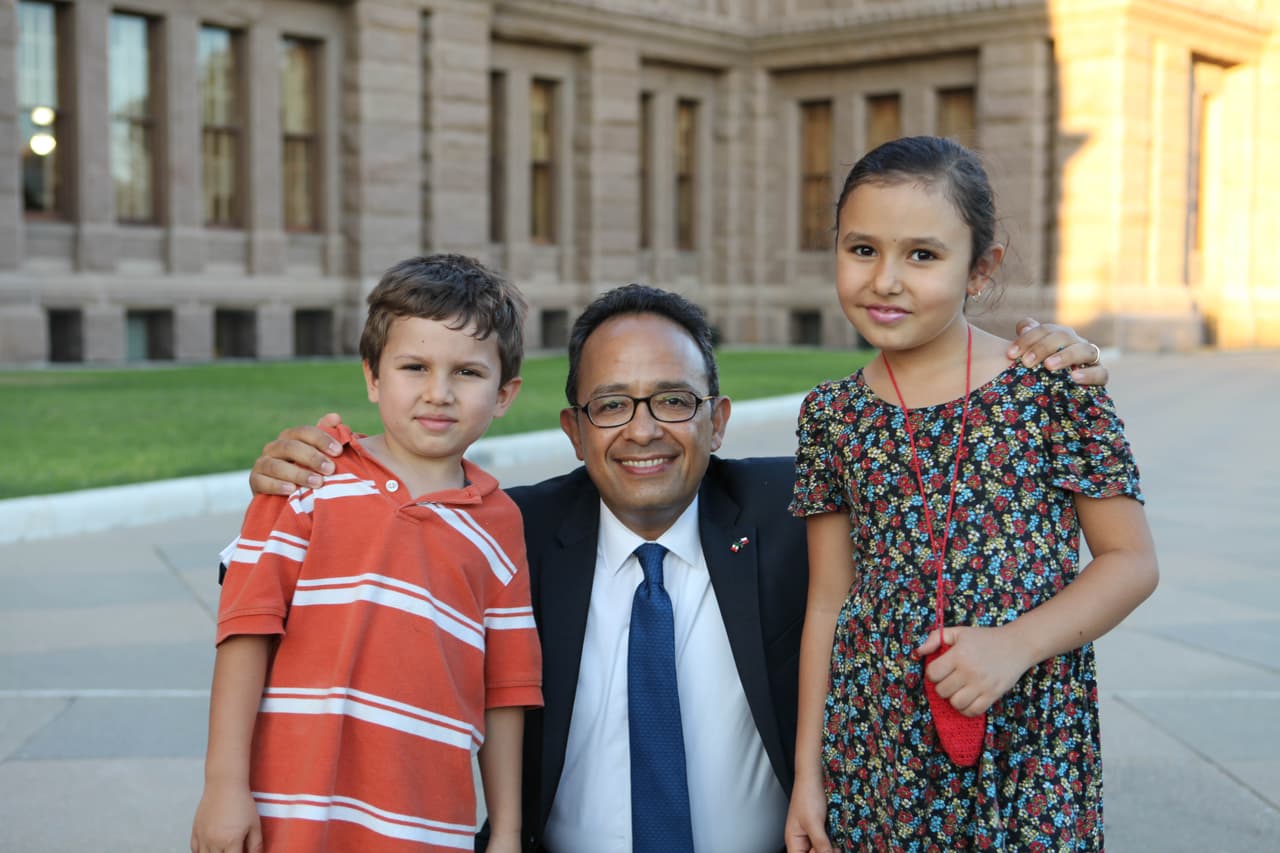 El equipo de Univision dio El Grito con mariachi y grandes espectáculos desde el Capitolio de Texas.