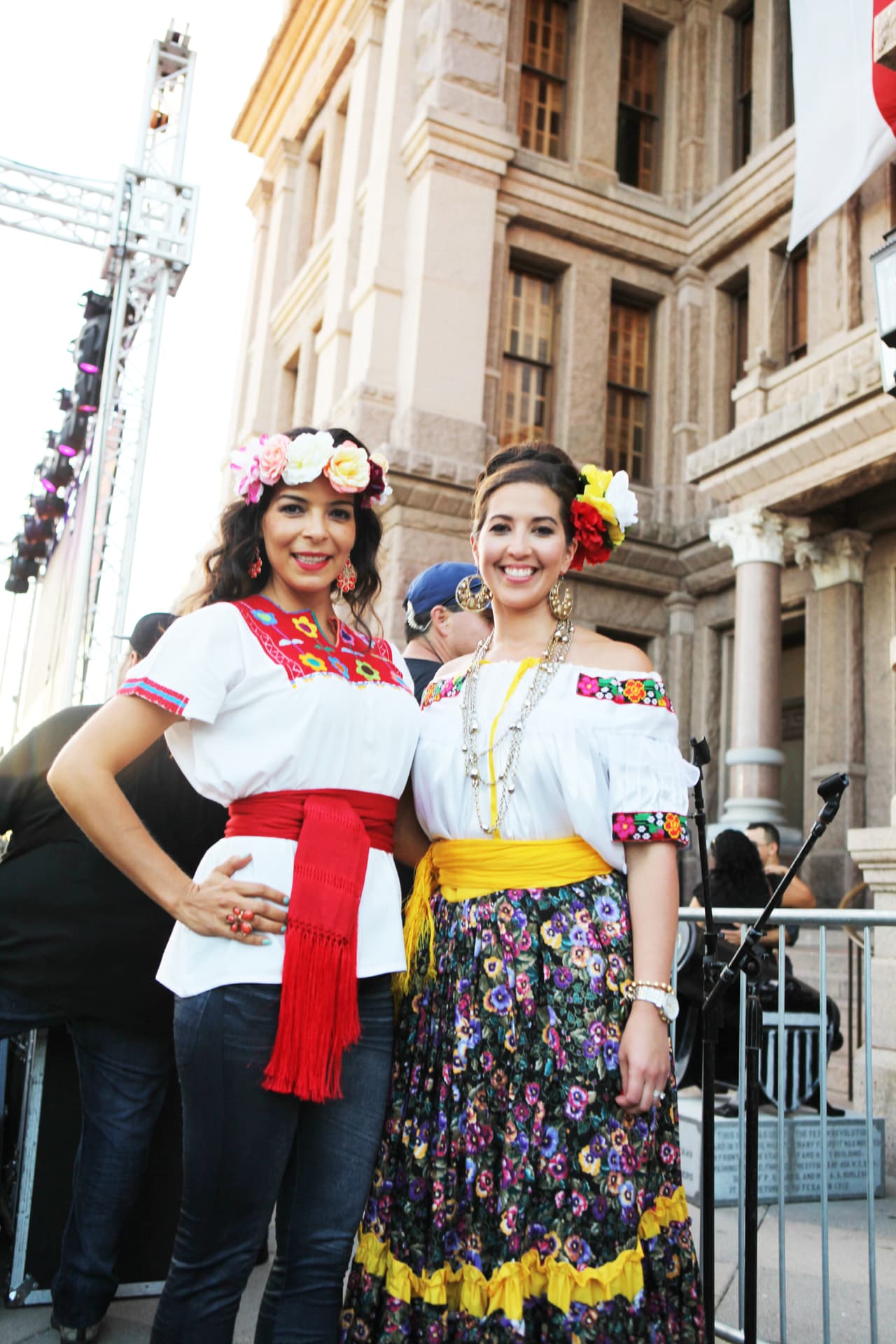 El equipo de Univision dio El Grito con mariachi y grandes espectáculos desde el Capitolio de Texas.