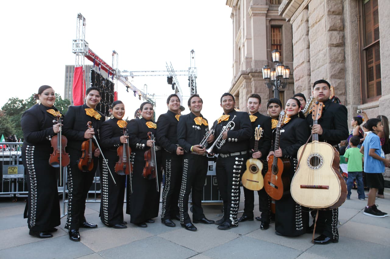 El equipo de Univision dio El Grito con mariachi y grandes espectáculos desde el Capitolio de Texas.
