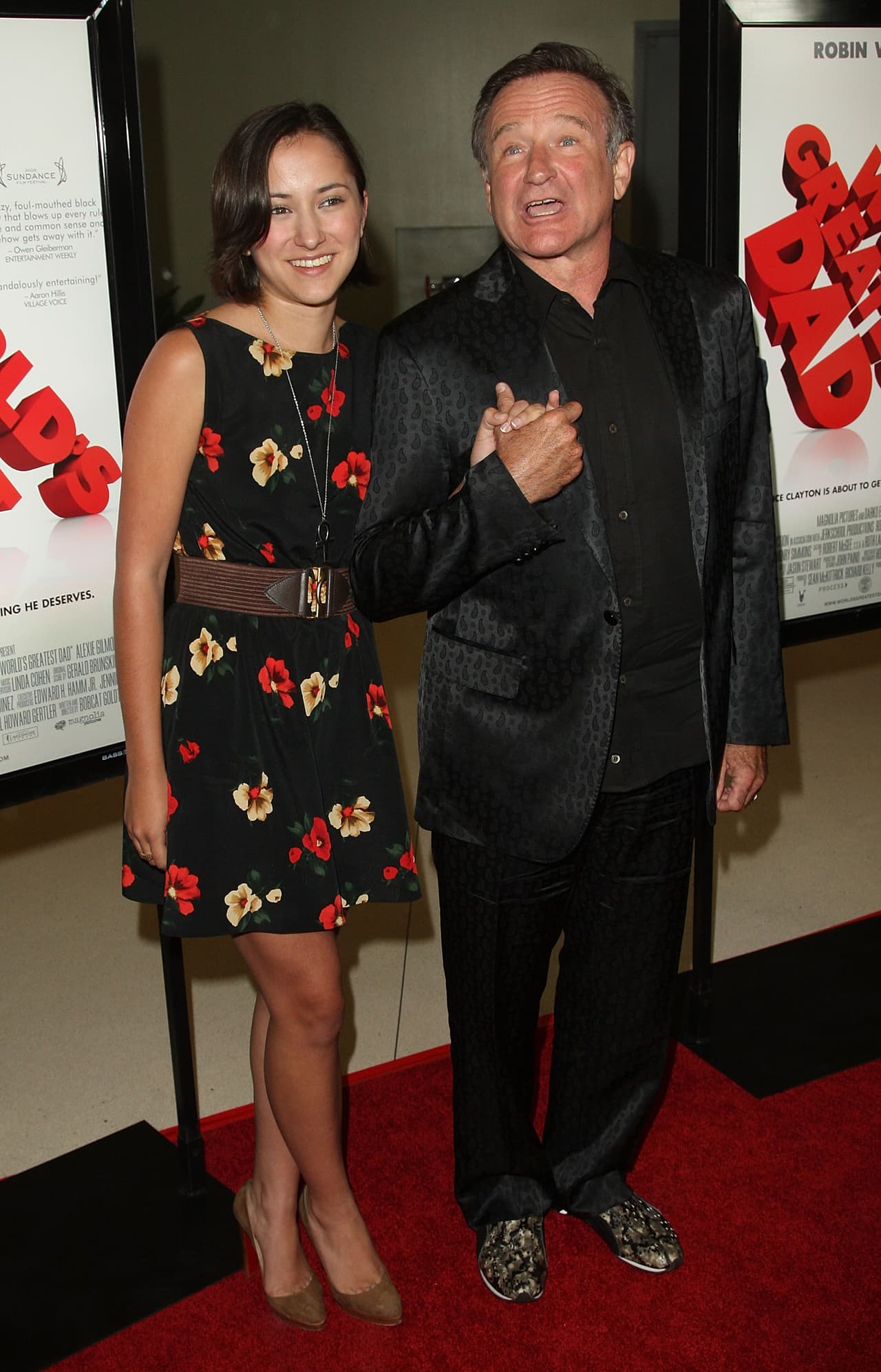 De acuerdo a los datos de la boda recopilados por People, los invitados sostuvieron rosas amarillas y también se encendió una vela con tres mechas para indicar el amor eterno por sus familiares fallecidos.