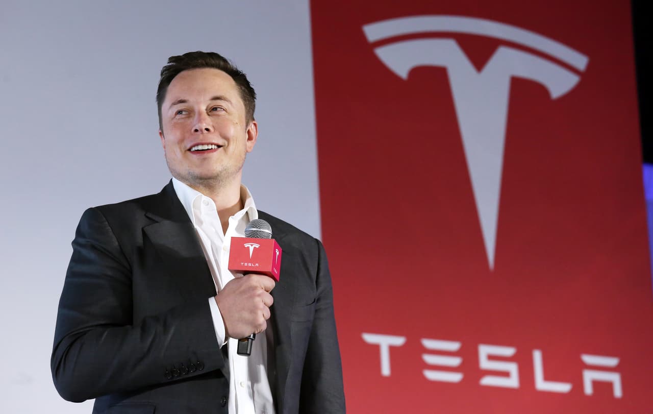 <b>Tesla, fundada por Elon Musk (Estados Unidos)</b>.
<br>
<br>Patrimonio neto: 199,200 millones de dólares.
<br>
<br>Riqueza “verde”: 180,000 millones de dólares.
<br>
<br>(Esta es la porción del patrimonio impulsada exclusivamente por los productos que reducen las emisiones de gases de efecto invernadero).
<br>
<br>Los autos eléctricos de Tesla están haciendo del mundo un lugar más ecológico. Según Bloomberg, en estos vehículos se han conducido 
<a href="https://www.bloomberg.com/features/2020-green-billionaires/"><u>más de 10 mil millones de millas</u></a>, lo que ha resultado en ahorros combinados de más de cuatro millones de toneladas métricas de dióxido de carbono.
<br>