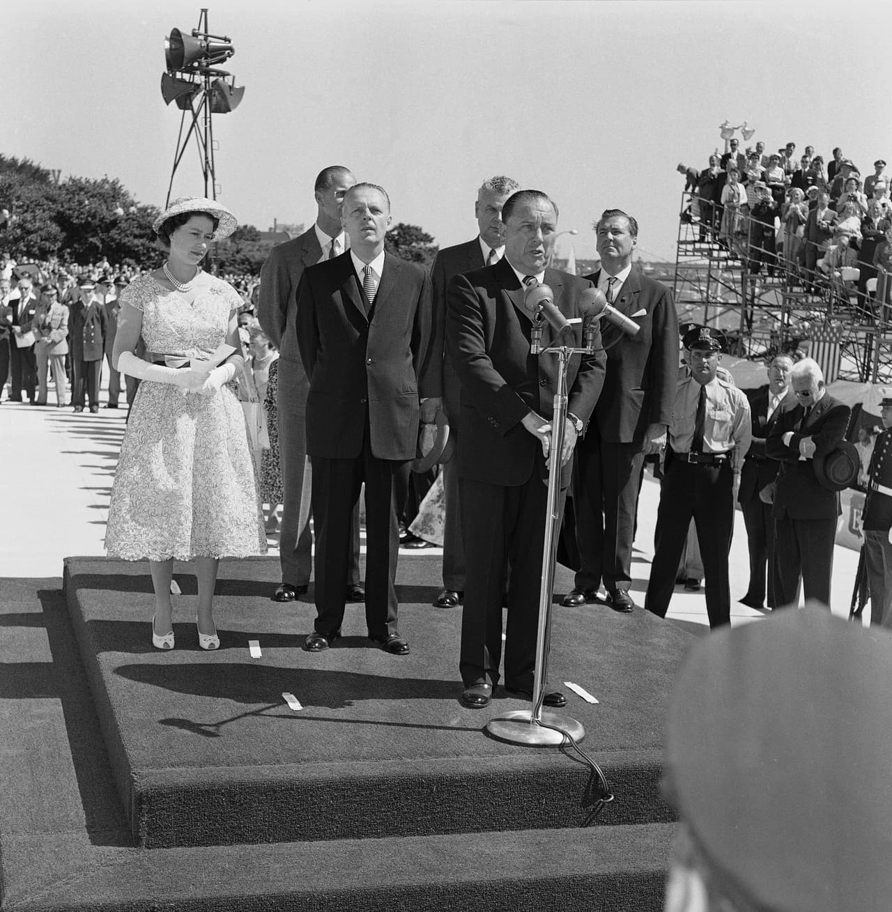 La pareja real estaba celebrando la apertura de la vía marítima de St. Lawrence, que permite a las personas llegar a Chicago desde el Océano Atlántico. Esta visita real marcó la primera vez que un monarca británico reinante visitó Chicago y la única vez que la Reina Isabel II y el príncipe Felipe estuvieron en la ciudad de los vientos.