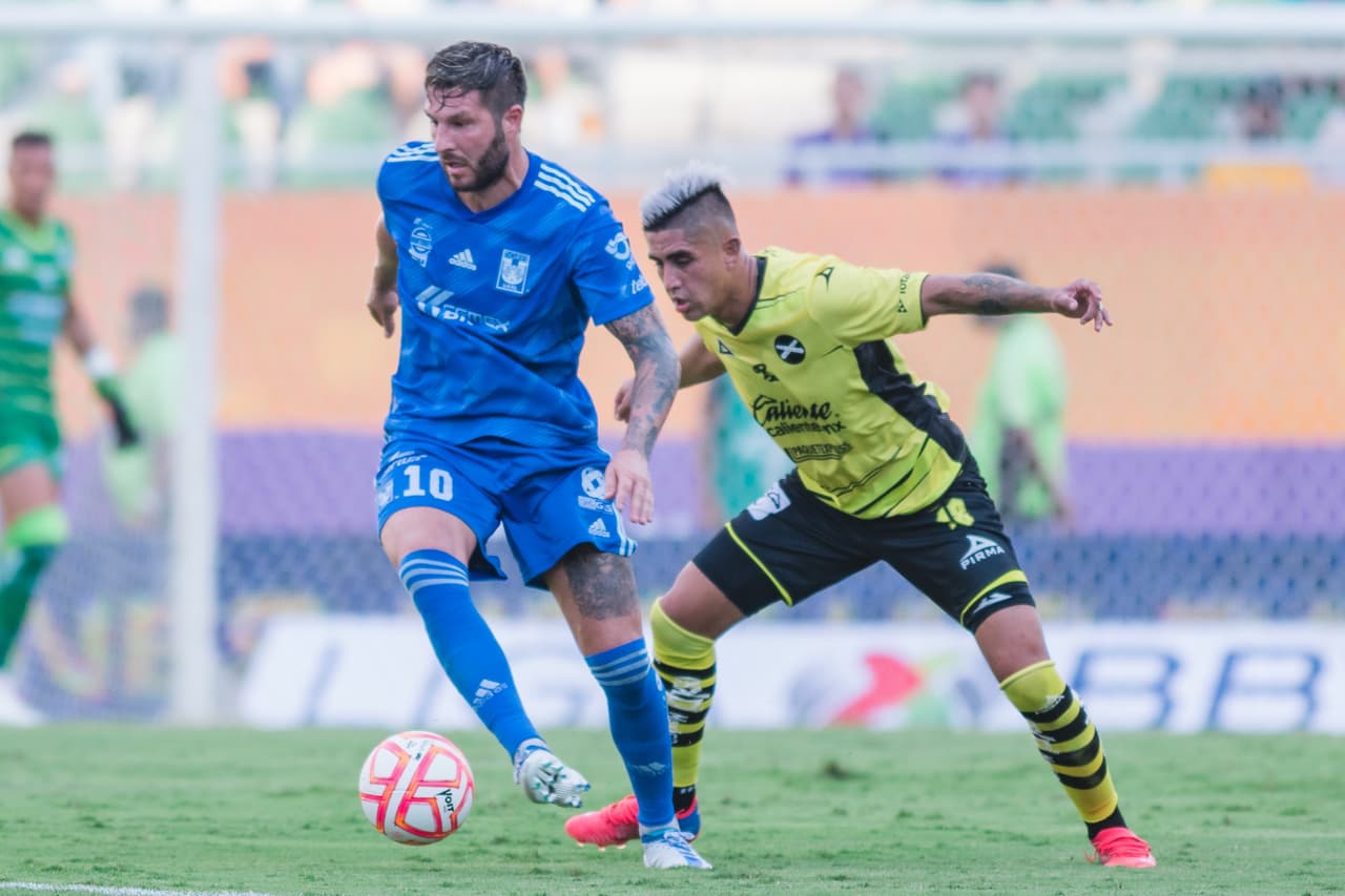 Tigres lograron su primer triunfo de la temporada tras imponerse a Mazatlán que no aprovechó que el rival sufrió la expulsión de Córdova.