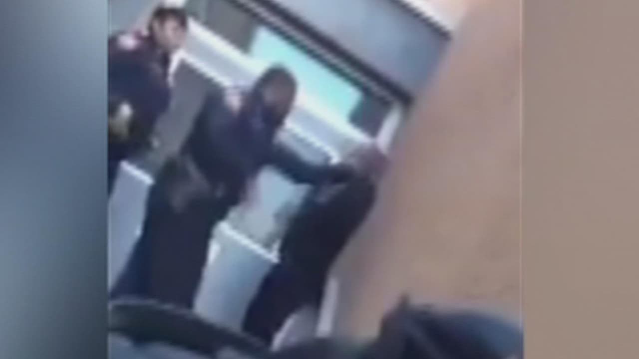 Policía bajo investigación después de golpear a un adolescente en una escuela de Baltimore