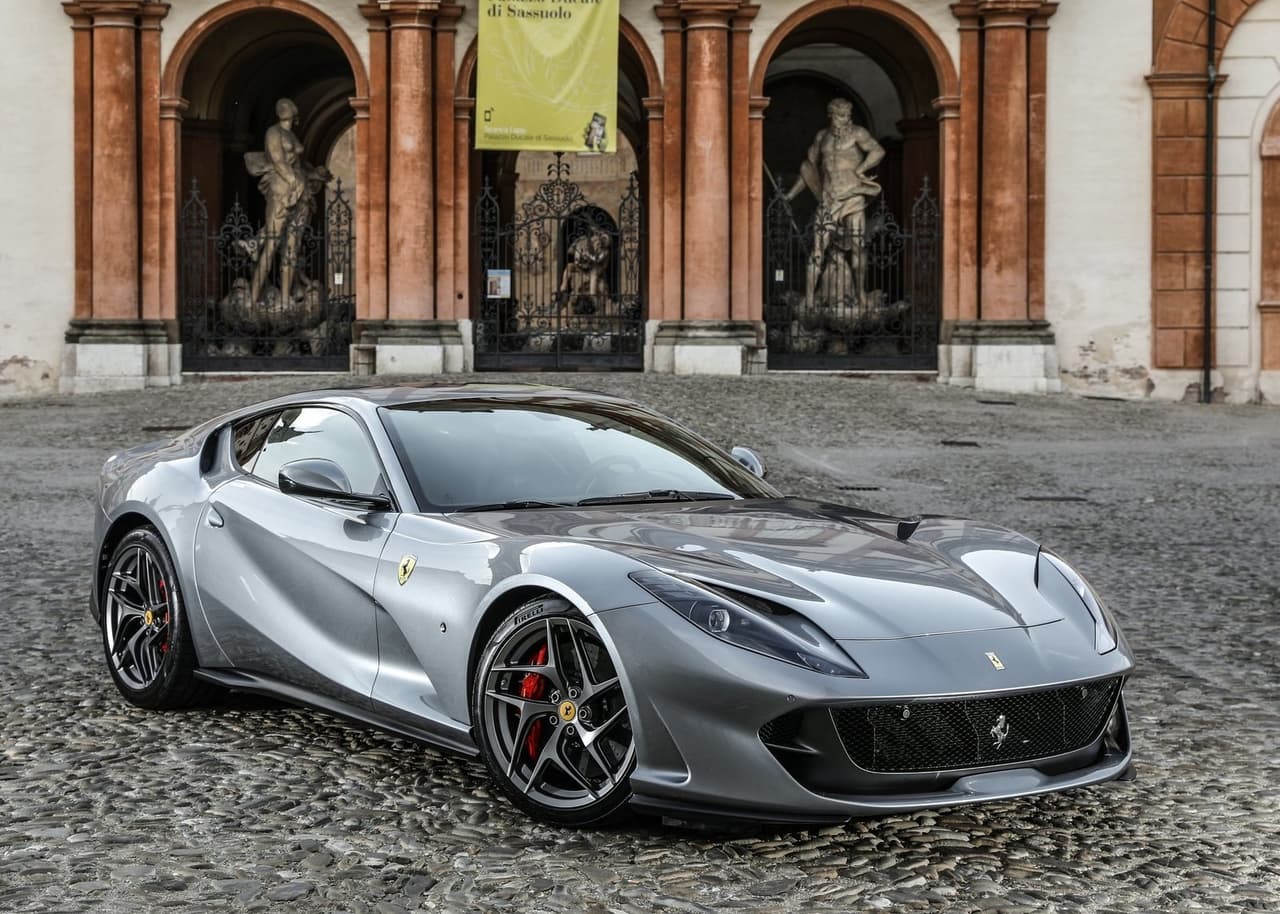 El Ferrari 812 Superfast monta un enorme
<b> </b>motor V12 de 6.5 litros con el que produce 788 caballos de fuerza y 529 lb-pie de torque. Esta potencia es enviada a las ruedas traseras a través de una transmisión automática de siete velocidades para acelerar de 0 a 60 mph en 2.8 segundos. Su precio inicial es de 338,000 dólares.