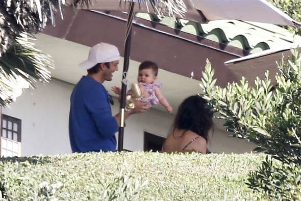 Ashton siempre aparece con ella en brazos.