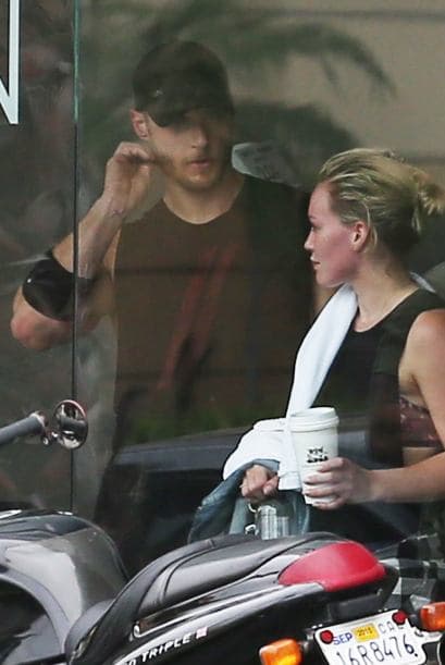 Hilary DuffLas cámaras la captaron en el gym charlando con un misterioso hombre.