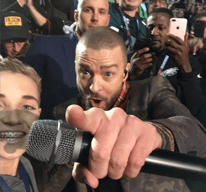 Ryan McKenna, de 13 años, se llevó 
<b>una gran <a href="https://www.univision.com/entretenimiento/lo-llaman-selfie-kid-por-tomarse-la-foto-del-super-bowl-e-ignorar-a-justin-timberlake">sorpresa</a> </b>en la pasada edición del Super Bowl, cuando el cantante Justin Timberlake se le acercó en medio de su presentación y le sugirió tomar un selfie.