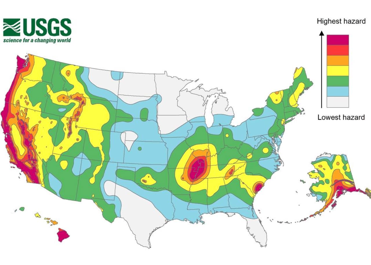 Las zonas marcadas con colores rojos son las que representan mayor riesgo, mientras que las verdes, celestes y grises es prácticamente nula la ocurrencia de un terremoto.