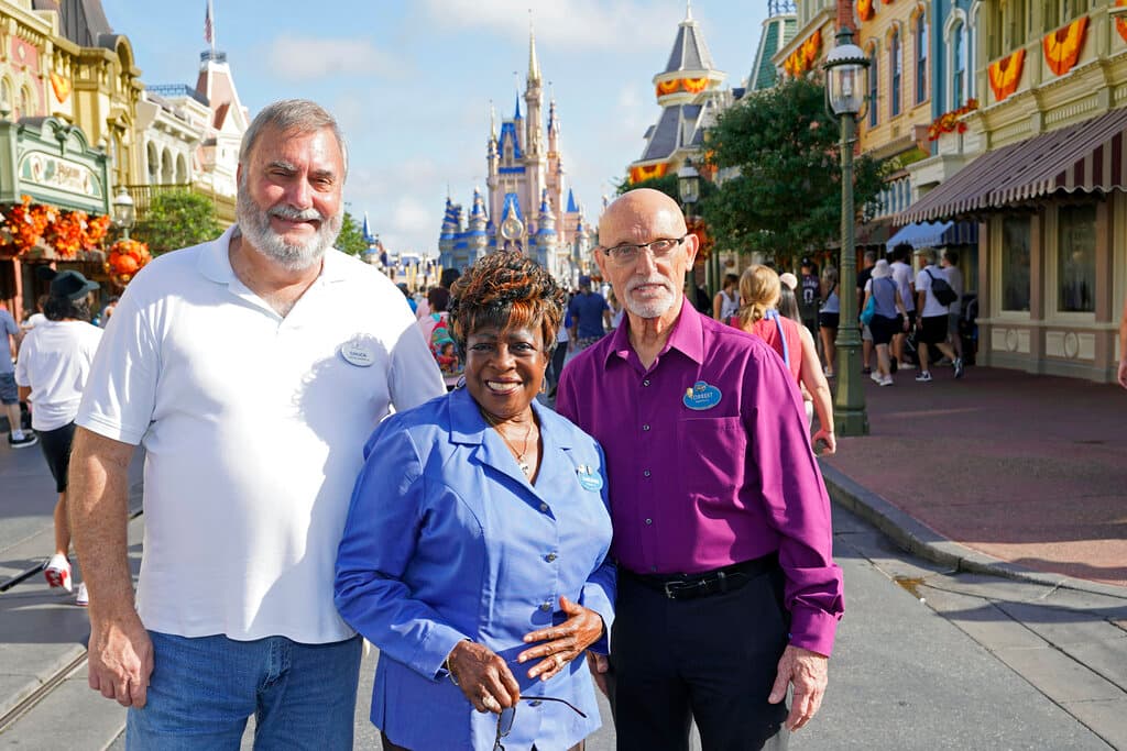 Chuck Milam, Earliene Anderson y Forrest Bahruth son tres de los 6,000 empleados de la compañía que estuvieron presentes aquel 1 de octubre de 1971 en Lake Buena Vista.