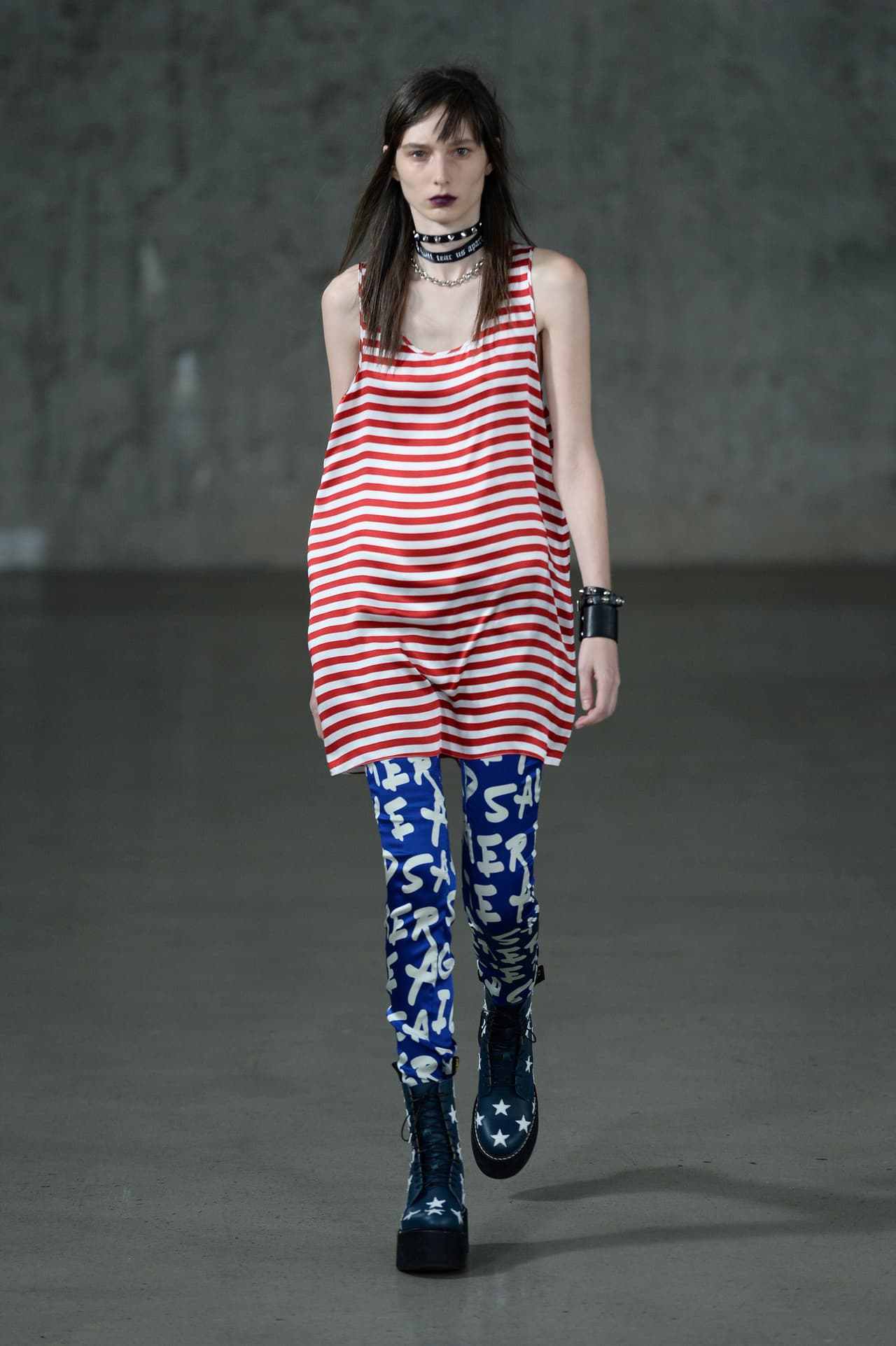 Las bandas rojas y blancas de la bandera también se convirtieron en inspiración y acompañaron a unos pantalones
<i>skinny</i> que a pesar de las delgadas piernas de la modelo dejaban entrever el mensaje. "Fue una decisión espontánea y sentimos que estaba bien que era el momento de hacerlo y luego vimos que los diseños también funcionaban", añadió Chris Leba.