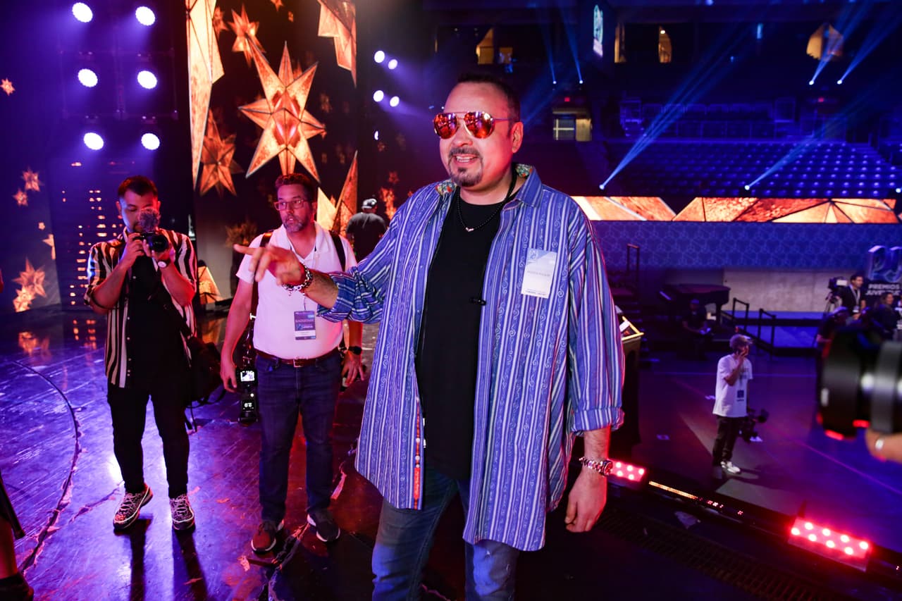 El cantante, respondiendo a su papel de productor, no dejaba de dar instrucciones sobre el escenario.