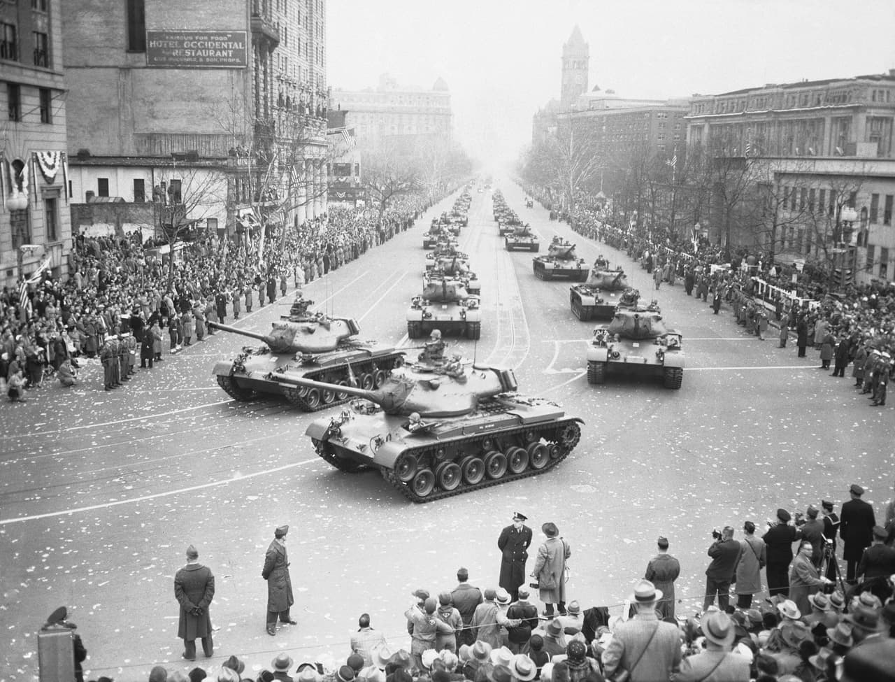 Tanques medios del ejército avanzan por la Avenida Pennsylvania durante el Desfile Inaugural del Presidente Dwight D. Eisenhower, el 21 de enero de 1953, en Washington DC. Los tanques delanteros giran hacia la calle 15 en dirección a la tribuna de revista instalada frente a la Casa Blanca.