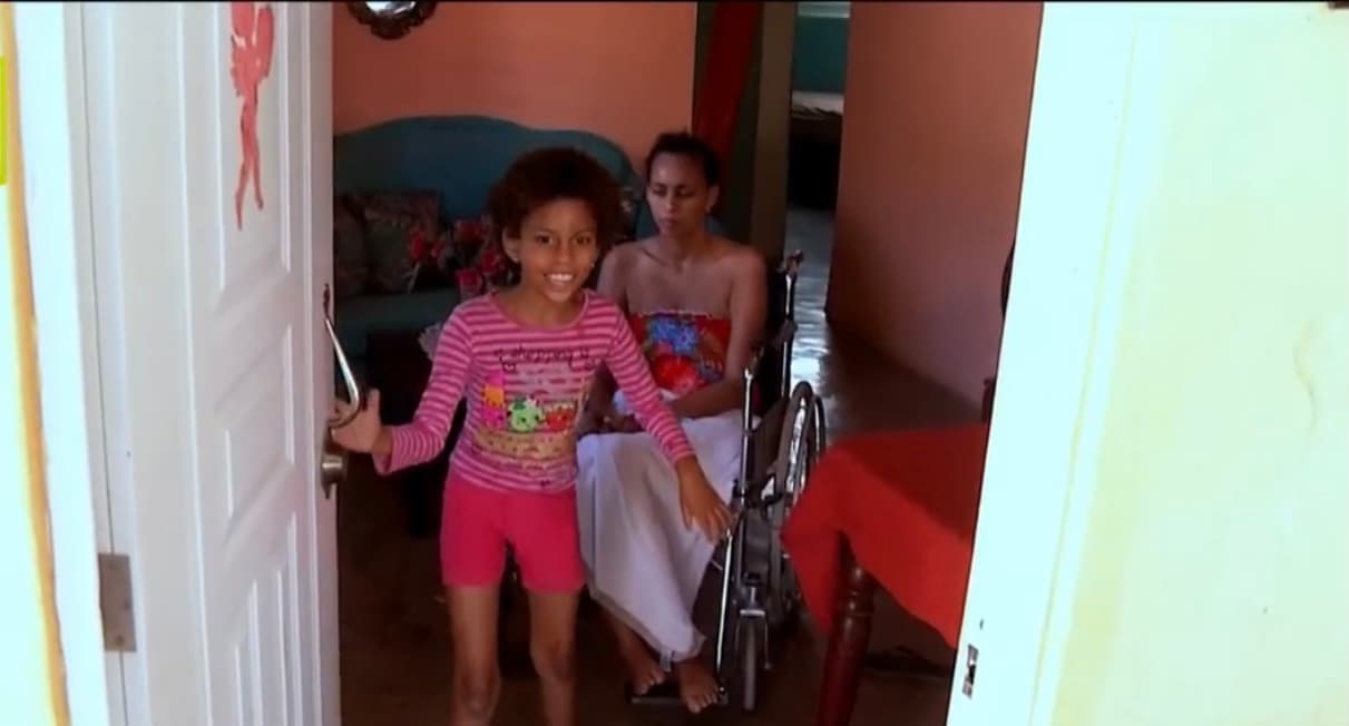 Por si fuera poco, Valeria, la hija menor de Ana, ha comenzado a presentar síntomas del mismo padecimiento, por lo que serían tres generaciones las que sufrirían de la misma extraña enfermedad bajo un mismo techo.
<br>