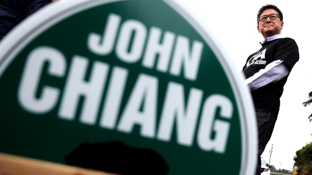 John Chiang tiene 55 años de edad, es hijo de inmigrantes chinos y actual tesorero de California.