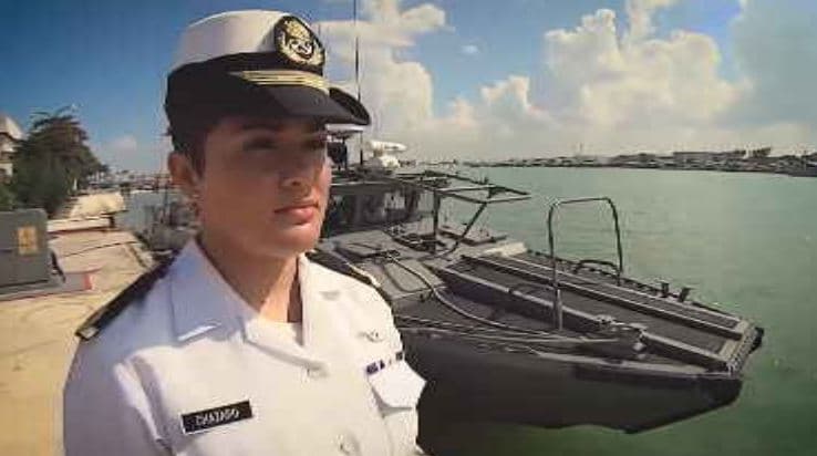 Gloria Cházaro con uniforme de marina.