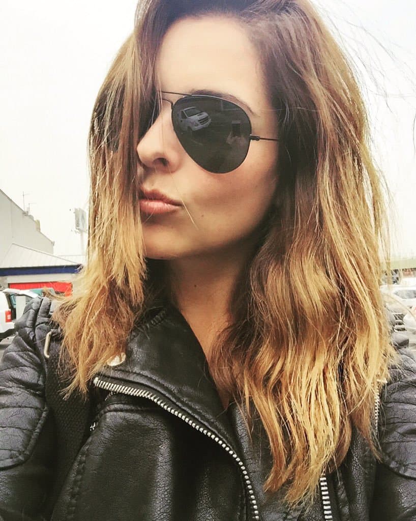 Con este atuendo, la intérprete de 'Cassandra' luce distinta a la que comúnmente vemos. La joven tierna y sonriente también tiene su faceta ruda, y no hay mejor que una chaqueta de cuero y unos lentes negros para mostrarnos el lado rockero de la actriz.