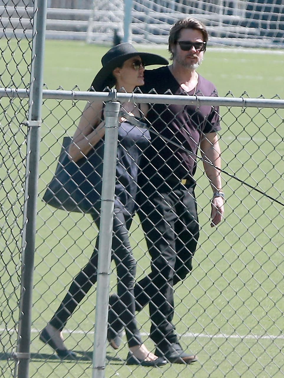 La pareja caminó todo el tiempo tomadita de la mano.