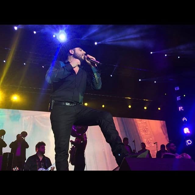 En 2003 participó en la primera edición del Reality Show Código FAMA. Desde los 12 años realizó diversas presentaciones como telonero.