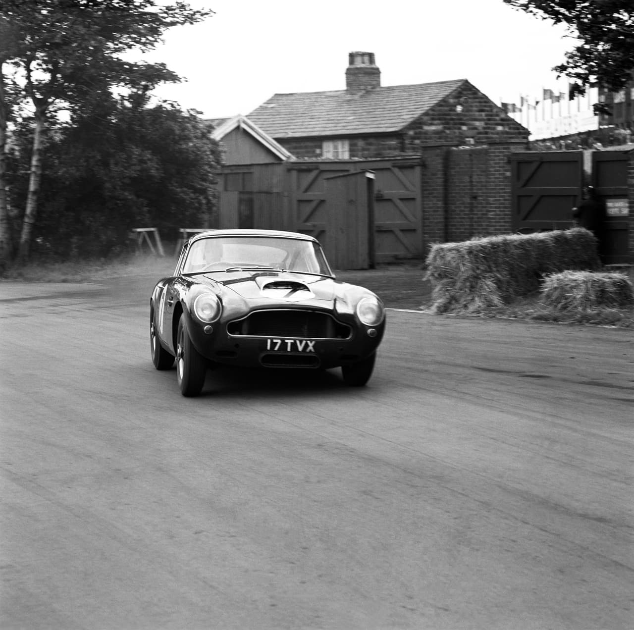 <b>Aston Martin DB4 GT </b>
<br>Fue presentado en 1959, el mismo año que Aston Martin ganó las 24 Horas de Le Mans. Sólo se produjeron 75 unidades de este modelo hasta 1963. Tuvo un excelente desempeño en competencias, superando a Ferrari. Actualmente es una pieza sumamente cotizada por los coleccionistas