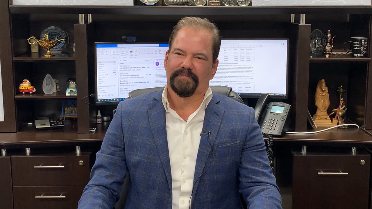 El experto explicó que, si el Servicio de Inmigración descubre que estás cometiendo fraude para obtener la residencia por medio del matrimonio, la ley dice que nunca más puedes ser beneficiario de una petición de visa y te pondrían 
<b>en proceso de deportación</b>.