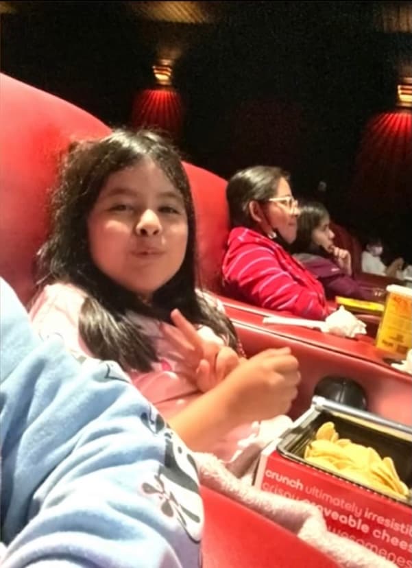 La mujer recuerda que aquel fatídico día, tras una agradable jornada en el cine junto a Aisha y sus otras hijas pequeñas, la joven quiso salir y aunque le pareció raro, 
<b>le dio permiso con la condición de que tenía que regresar a las 8 p.m.</b>
<br>