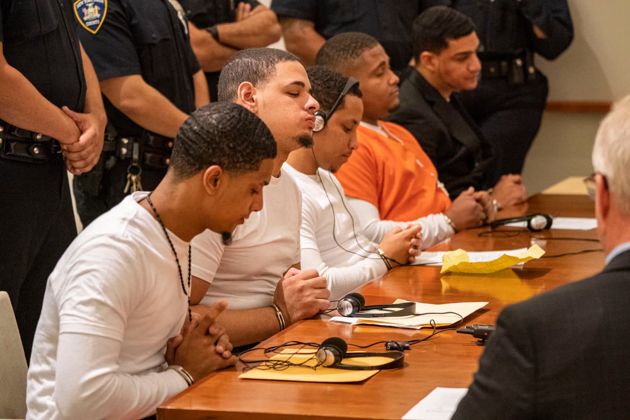 Luego se supo que los pandilleros buscaban a alguien más, a quien 
<a href="https://www.univision.com/local/nueva-york-wxtv/lesandro-junior-guzman-clamo-por-su-vida-antes-de-morir-a-machetazos-revela-uno-de-los-pandilleros-que-lo-ataco">confundieron con el adolescente.</a>