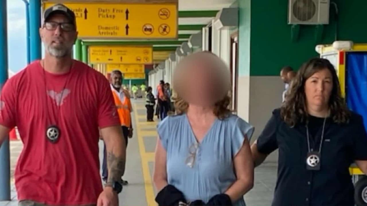 Extraditan de Belice a mujer que abandonó más de 100 animales en una granja de Pensilvania