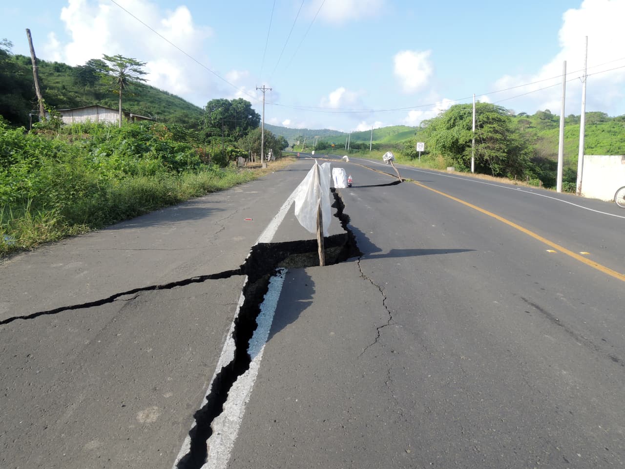 Si desea colaborar con las labores de emergencia y reconstrucción en Ecuador puede llamar a la línea de ayuda de Univision y La Cruz Roja Americana al 1-800-842-2200.