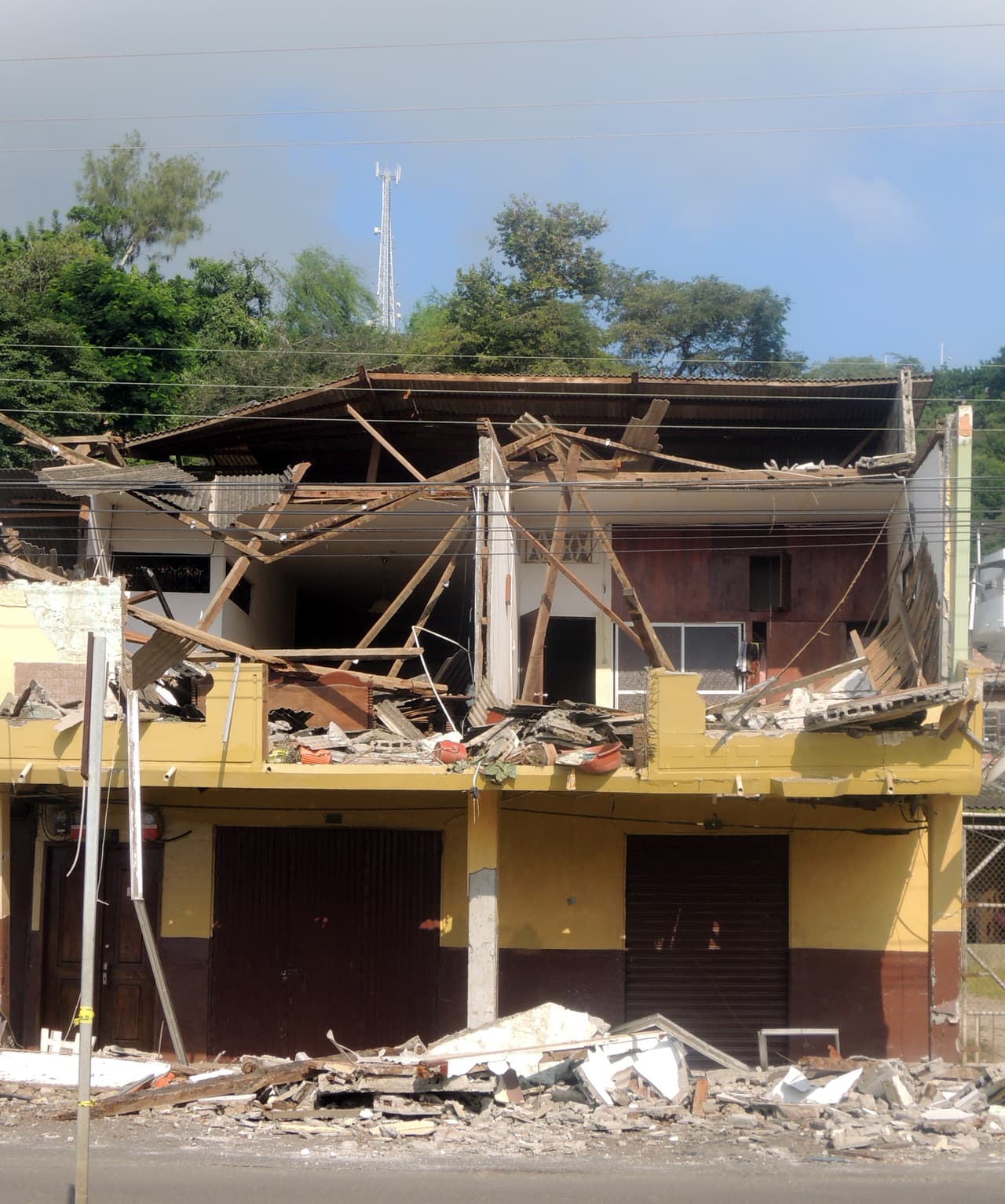 Según las autoridades, en las localidades de Pedernales y Jama trabajaban hasta este lunes 409 especialistas en búsqueda y rescate de Venezuela, Colombia, Chile, Perú, El Salvador, Cuba y México, además de 609 bomberos ecuatorianos.