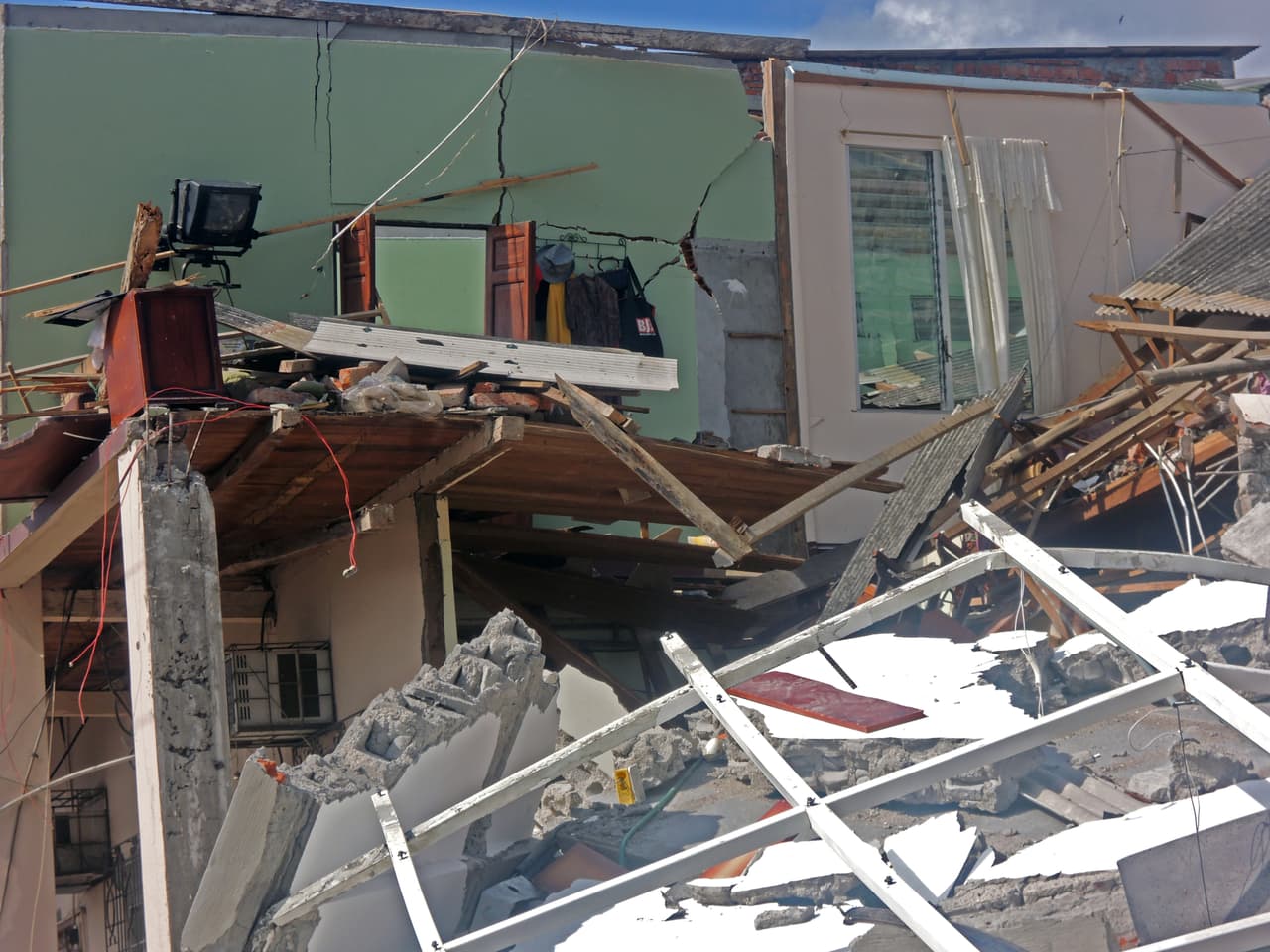 Además, 60 médicos de Cuba se han desplegado en Portoviejo, Manta y Chone, lugar en el que se ha instalado el Hospital Móvil de Fuerzas Armadas.